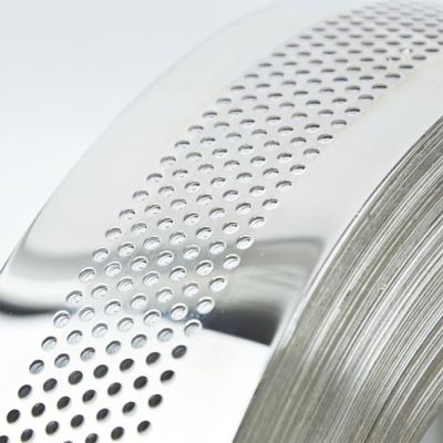 Bom preço O espelho perfurado lustrou a bobina de aço inoxidável JIS 304 da tira antiferrugem on-line