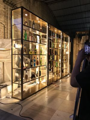 Bom preço Mesa de bar Armário para vinhos Divisória com pé alto on-line