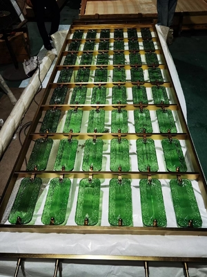 Divisão de tela de aço inoxidável de tamanho personalizado com vidro Moru para decoração de interiores em cor dourada